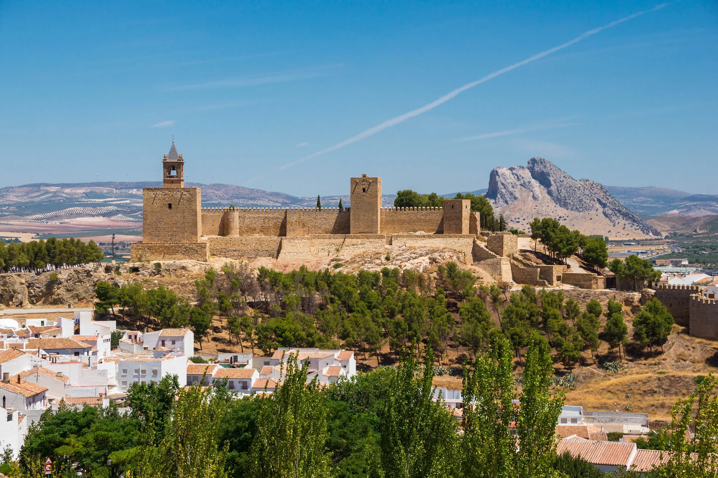 Alcazaba de Antequera sobre el casco blanco, con la Peña de los Enamorados al fondo
