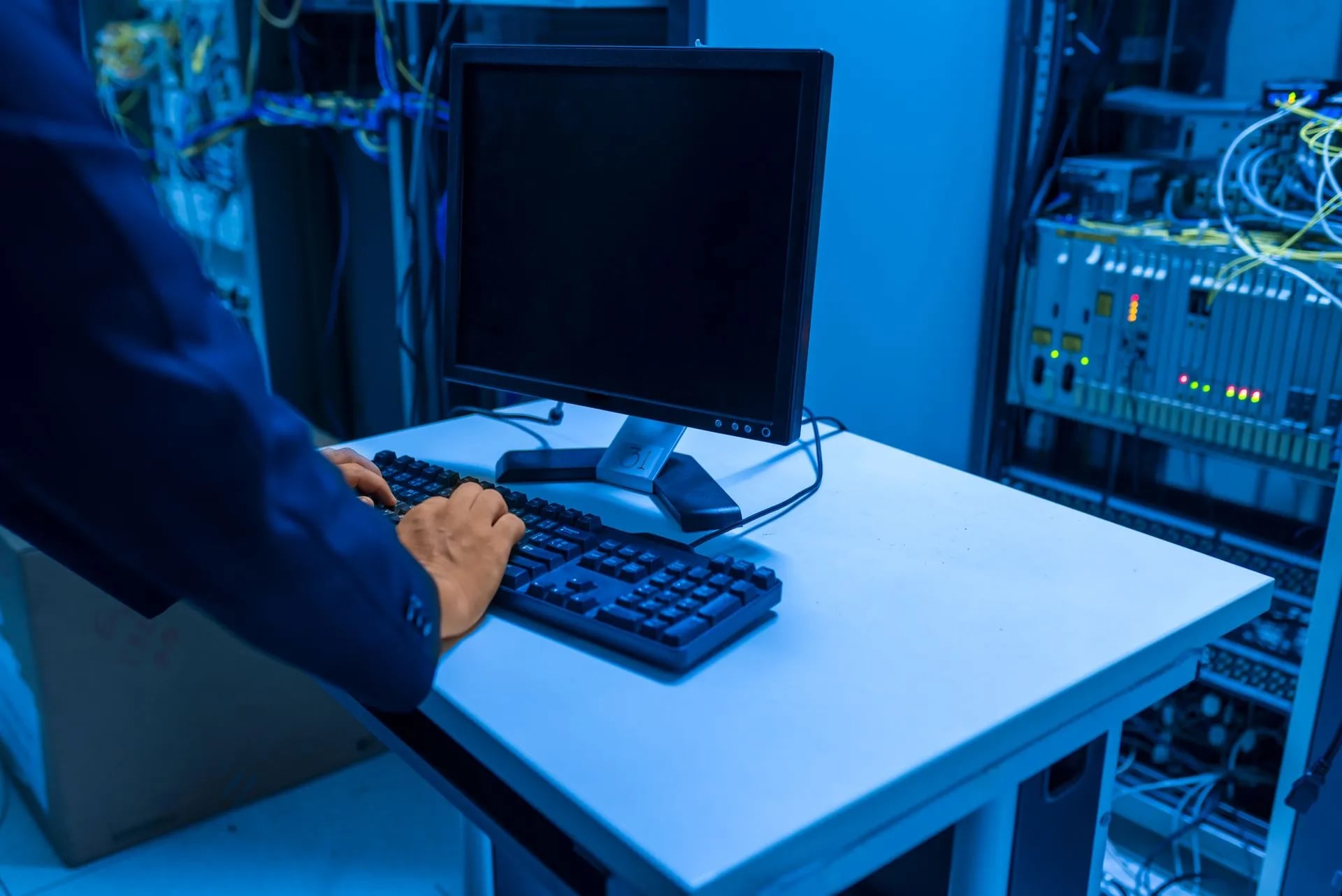 Técnico trabajando en un puesto dentro de una sala de servidores