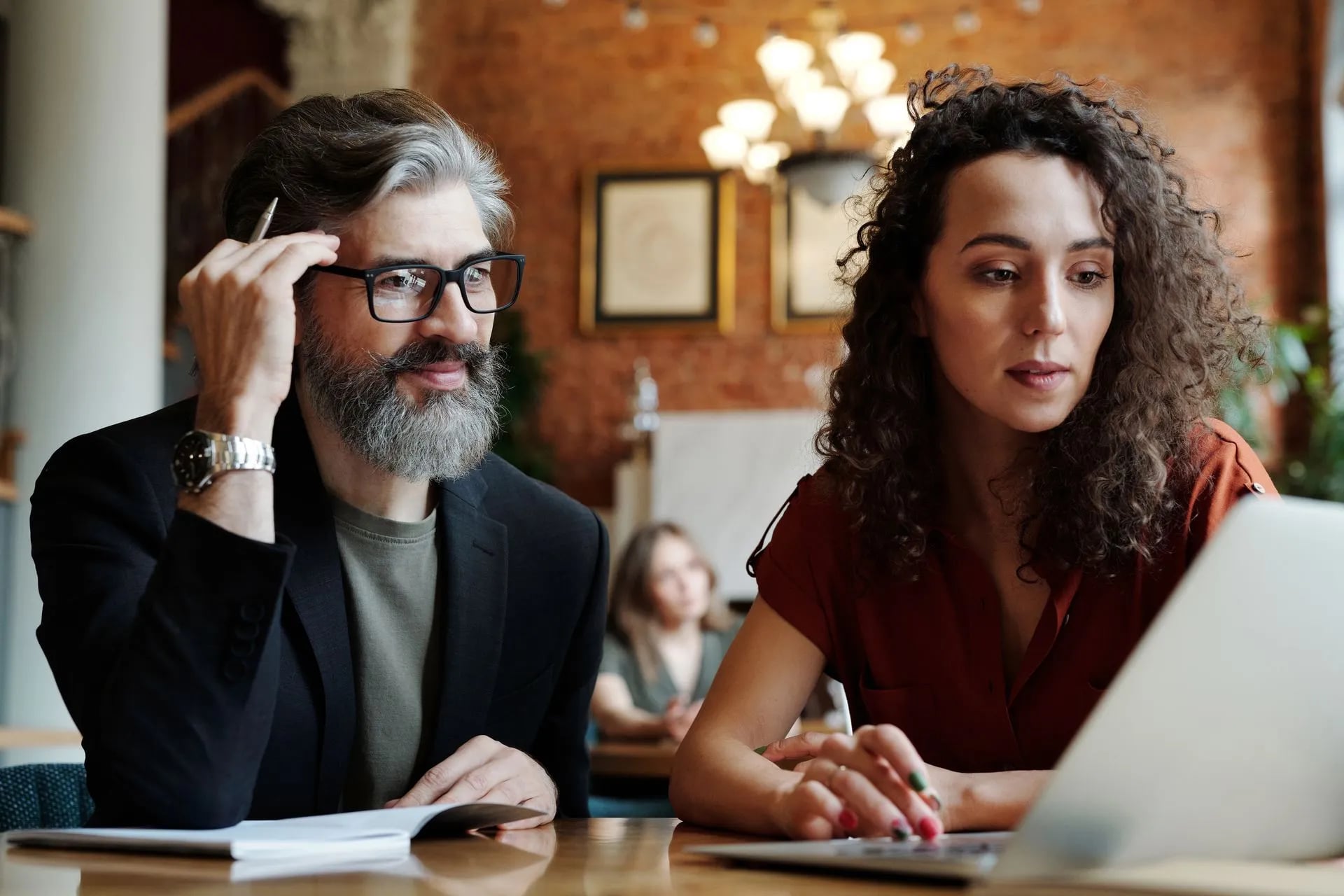 Dos profesionales revisando documentación en una reunión