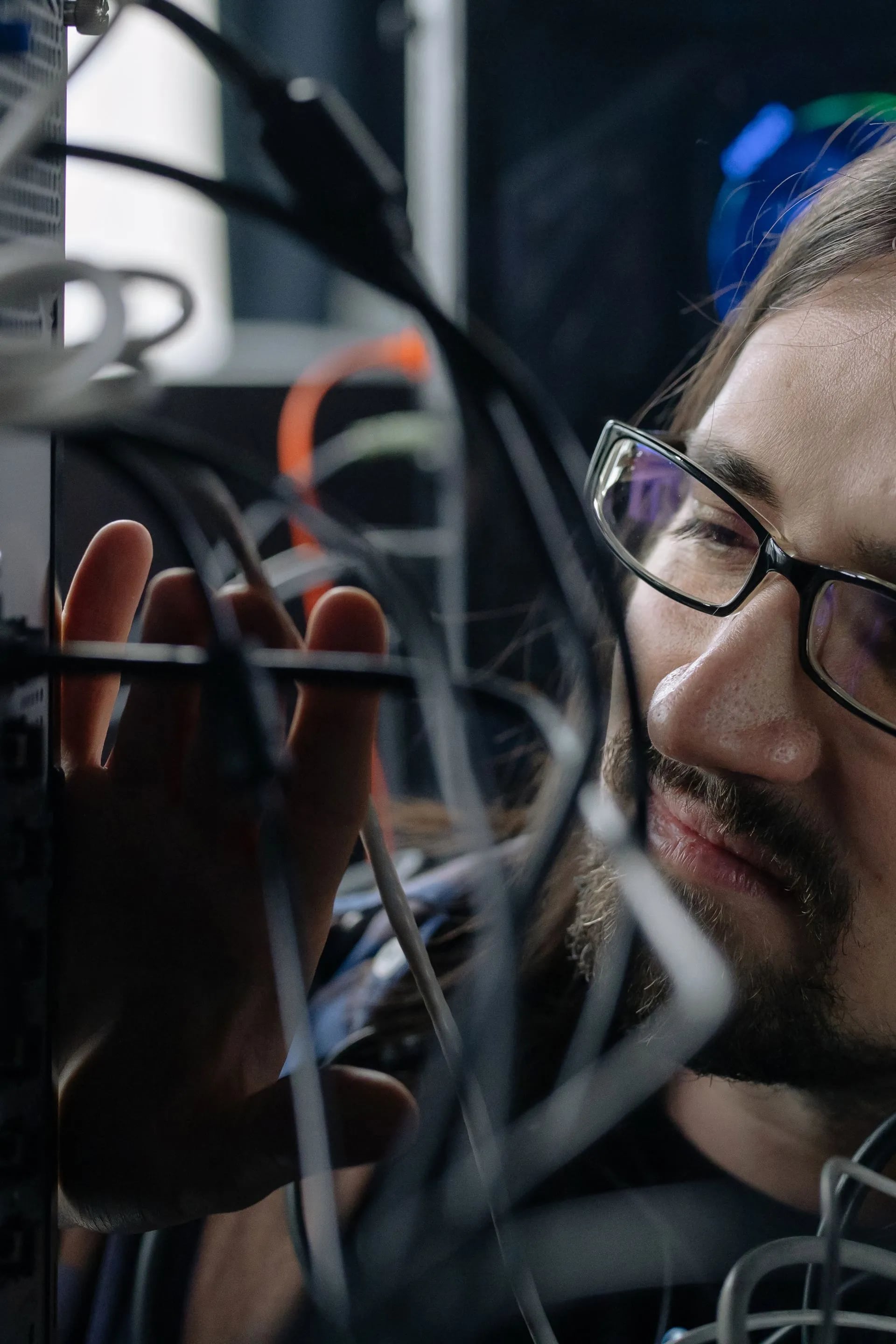 Técnico revisando cableado de red