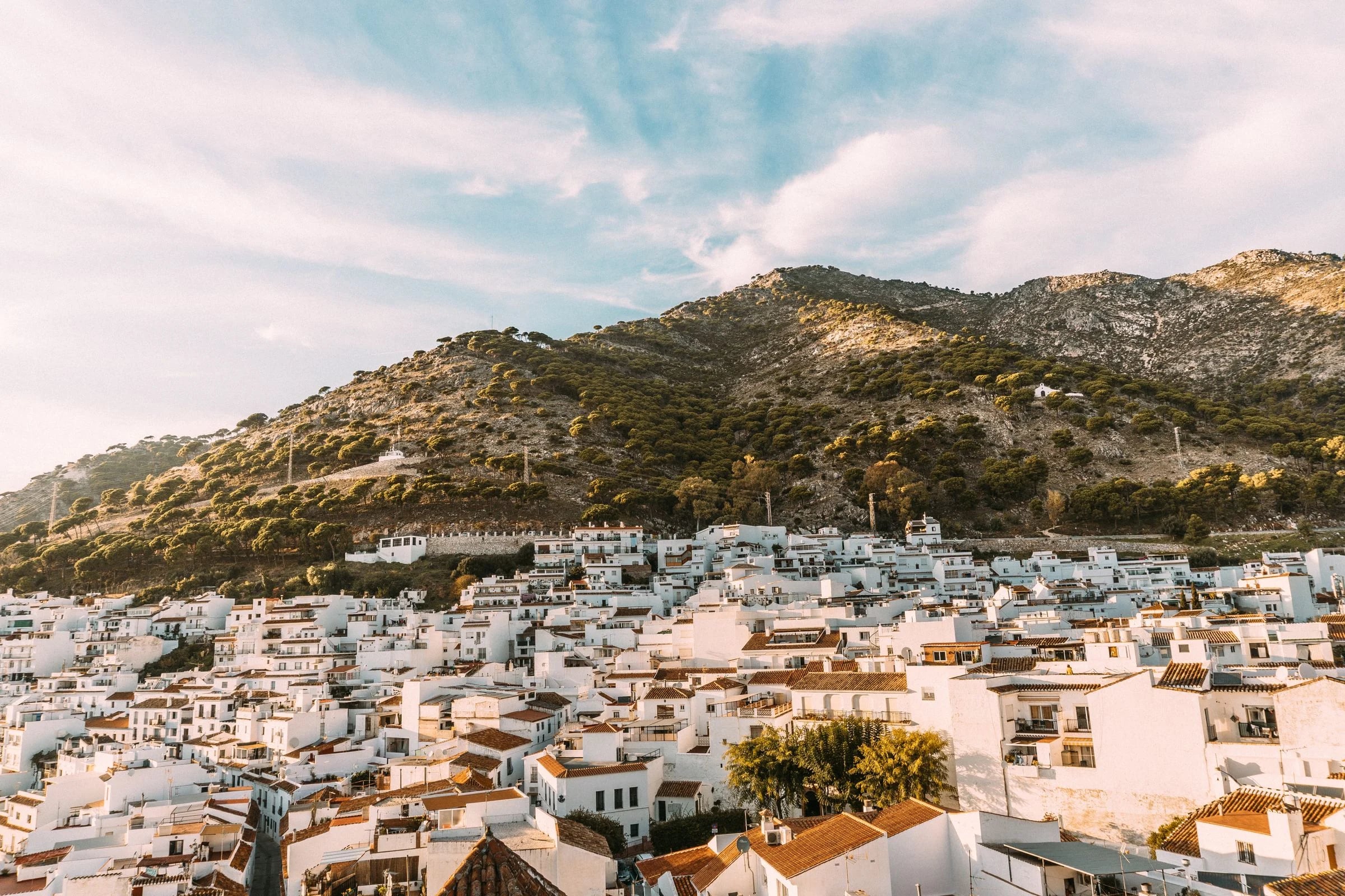 Casas blancas de Mijas Pueblo al pie de la Sierra de Mijas
